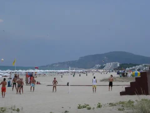 Szeroka piaszczysta plaża w Albenie