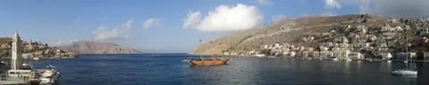 Panorama portu na wyspie Symi w Dodekanezie