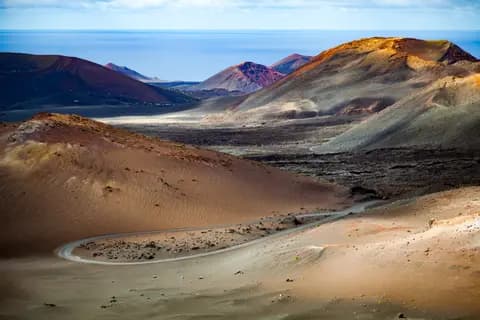 Wulkaniczny krajobraz parku Timanfaya na Lanzarote