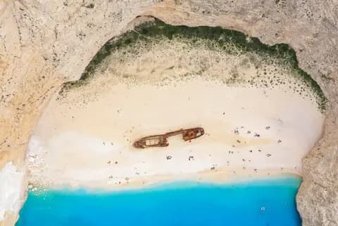 Zatoka Navagio na Zakintos z wrakiem statku widziana z góry