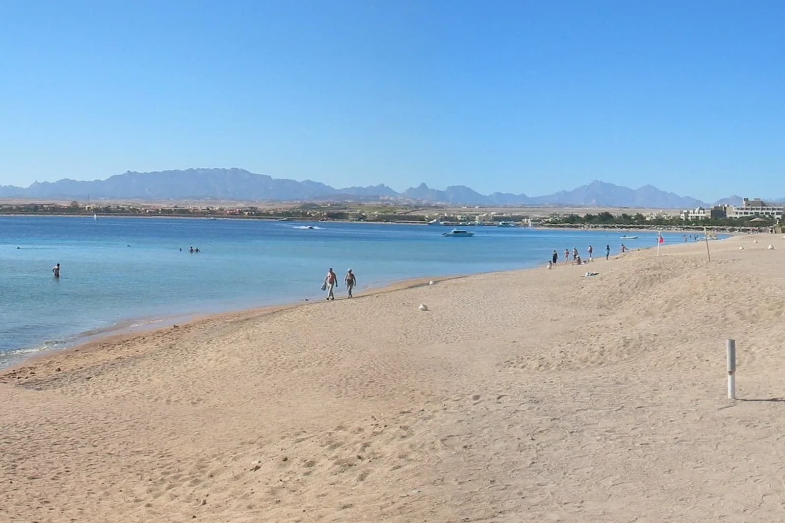 Piaszczysta plaża w Hurghadzie z górami pustyni w tle