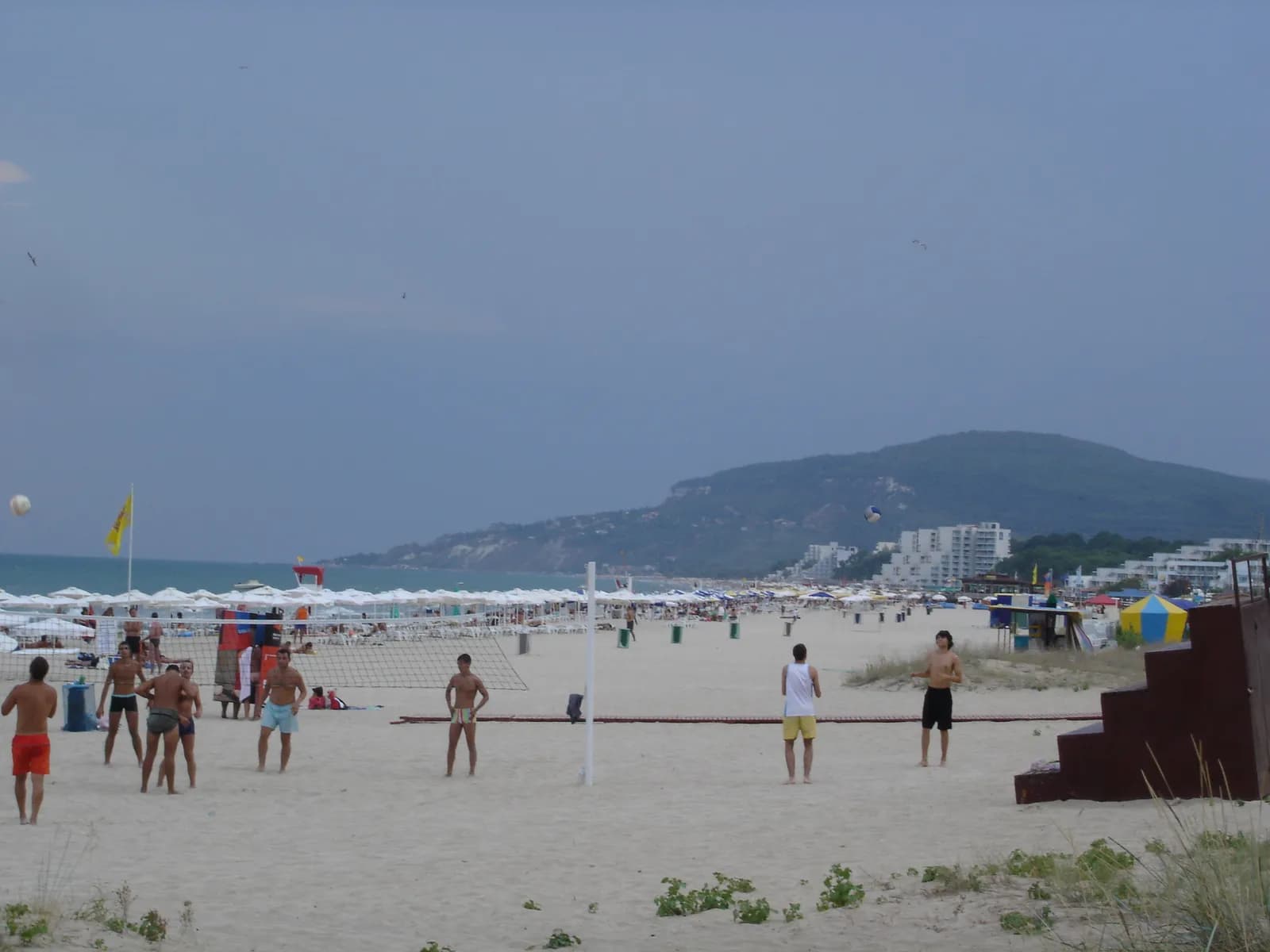 Szeroka piaszczysta plaża w Albenie