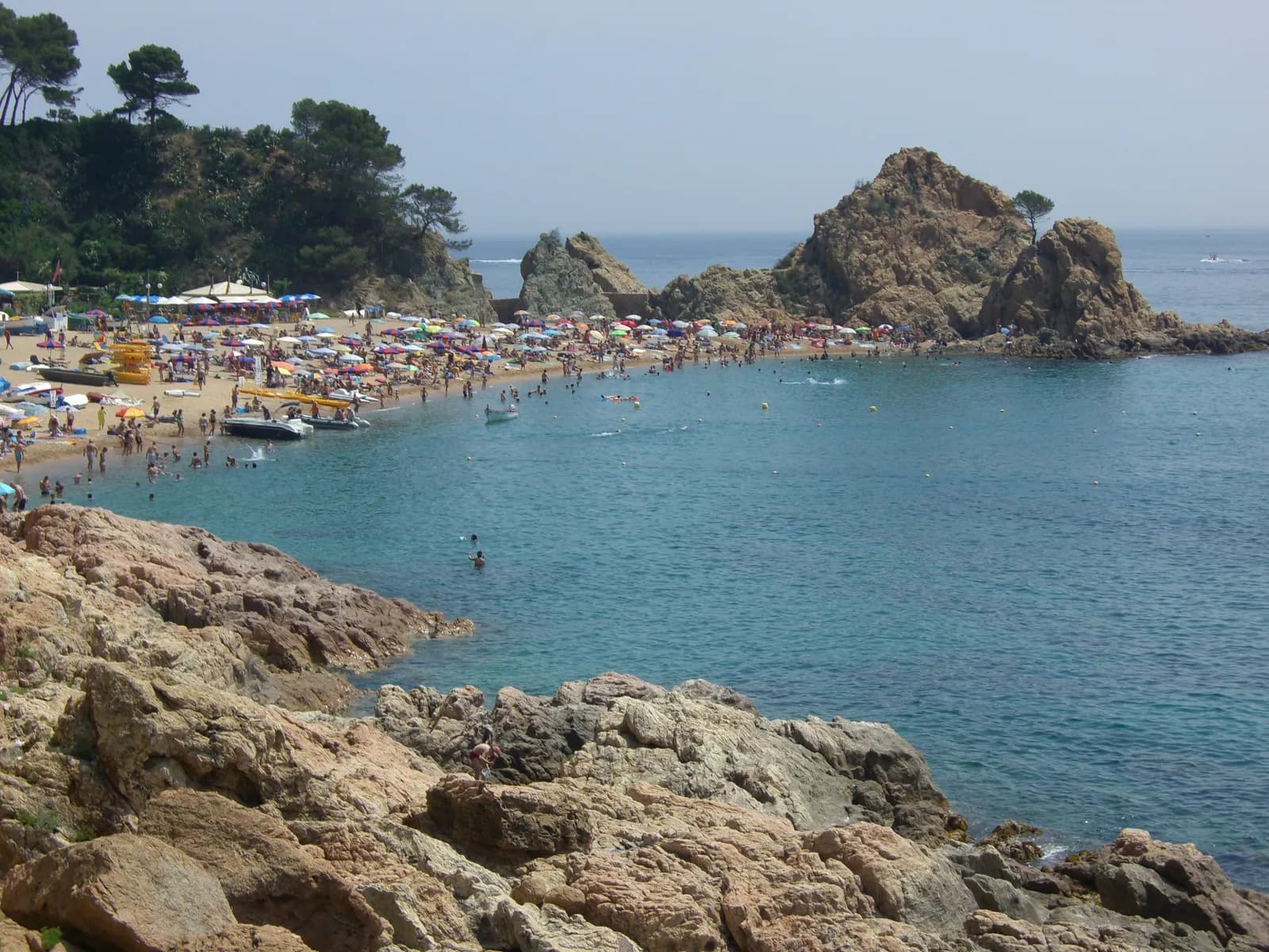 Tossa de Mar na Costa Brava ze średniowiecznymi murami nad plażą