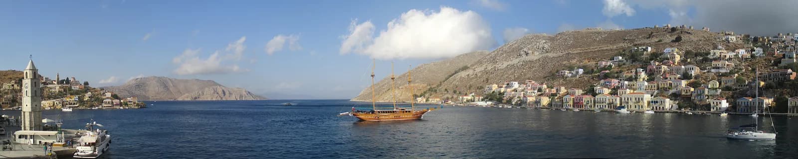 Panorama portu na wyspie Symi w Dodekanezie