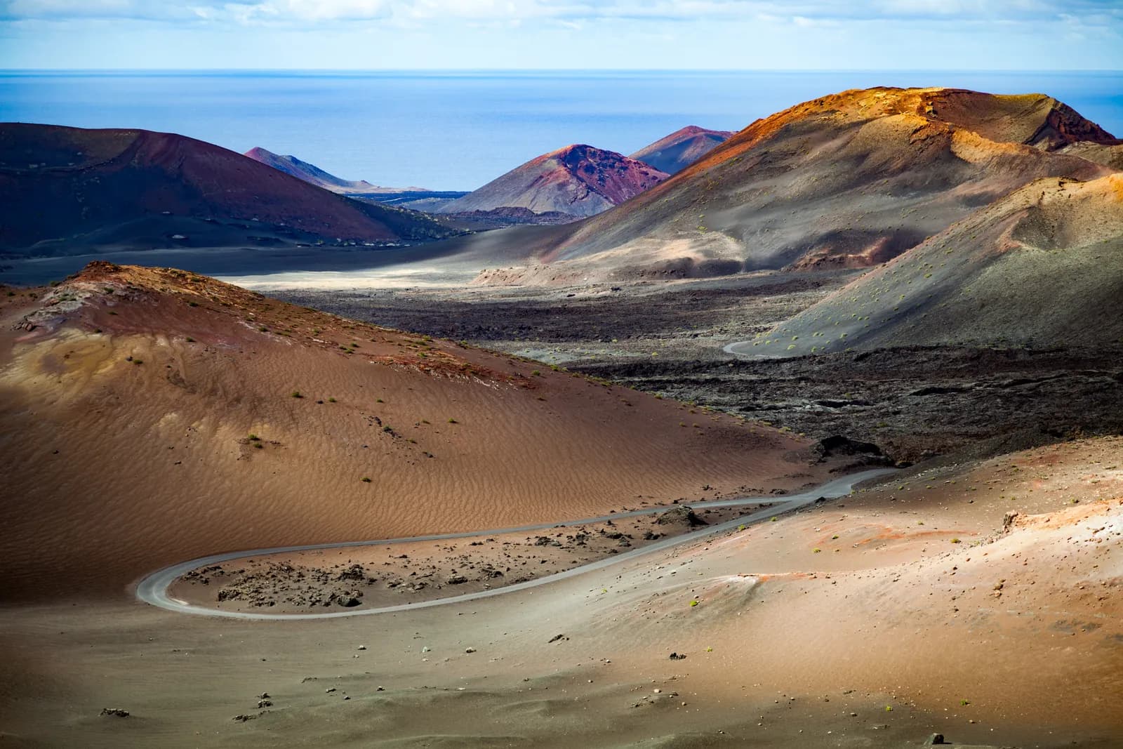 Wulkaniczny krajobraz parku Timanfaya na Lanzarote