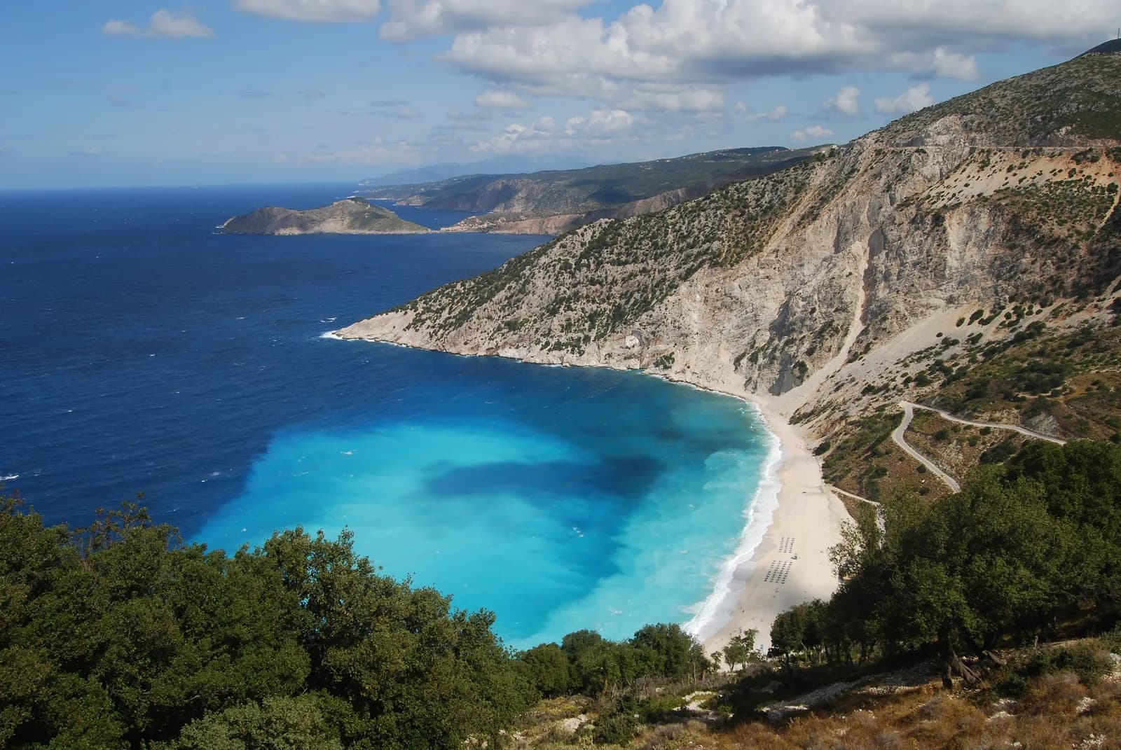 Plaża Myrtos na Kefalonii z turkusową wodą i klifami