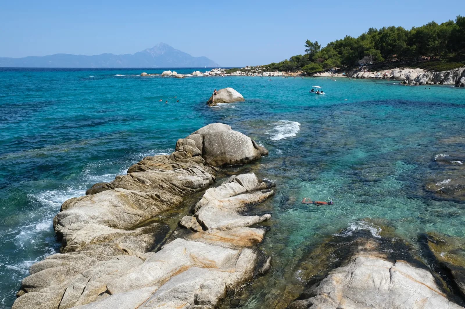 Skaliste zatoczki Kavourotrypes na Chalkidiki z górą Athos w tle